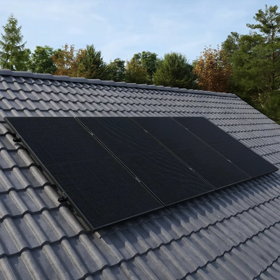 Solarmodule des Balkonkraftwerks auf einem Ziegel-Schrägdach montiert