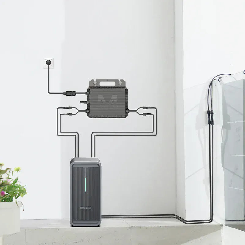 Marstek Saturn M an der Hauswand montiert, verbunden mit Solarmodul und Balkonspeicher